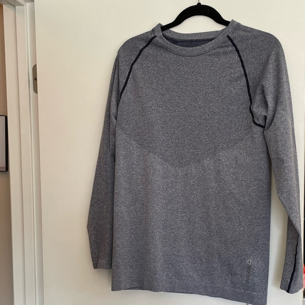 🏃🏻‍♀️ Reebok gray/navy long sleeve shirt